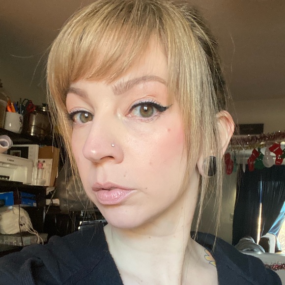 •Meet your Posher• - Picture 3 of 11